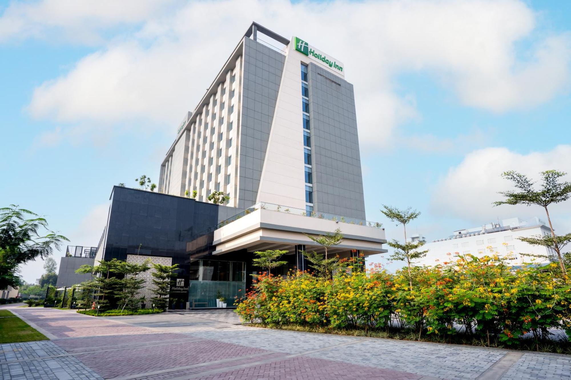 Holiday Inn Lucknow Airport By Ihg Exterior photo