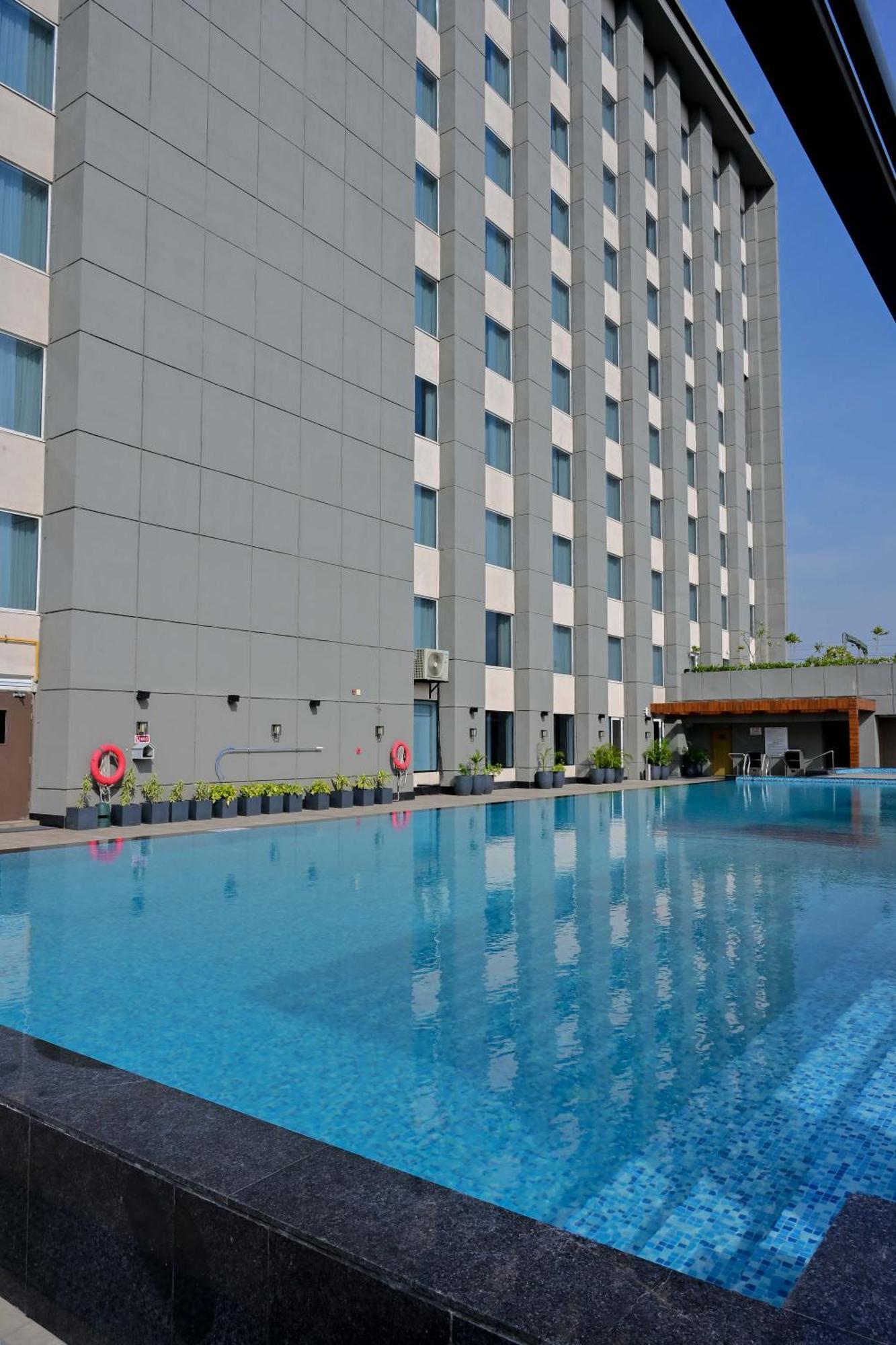 Holiday Inn Lucknow Airport By Ihg Exterior photo